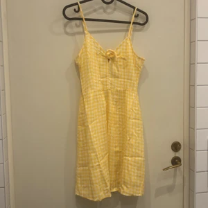 Söt klänning hm - Så gullig klänning från hm som bara är använd ca 2 gånger, så väldigt fint skick! Storlek 36, men passar även 34! Den är lite mer orangegul i verkligheten! Priset är inklusive frakt!