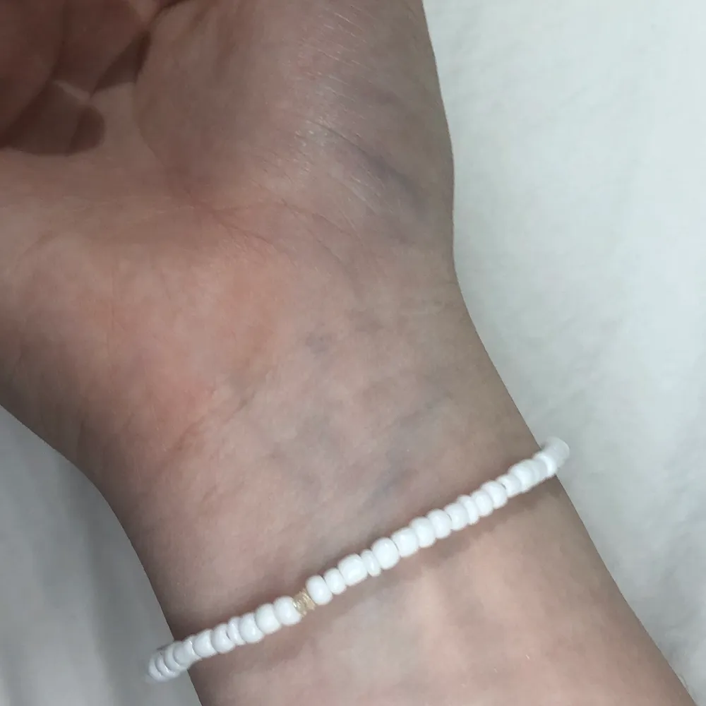 Nu säljer jag detta armband som jag har gjort själv. Tråden är elastisk så går att stretcha ut ganska mycket. 25 kr + frakt 💕💕 Det går även att kontakta mig och designa ditt egna armband, har de flesta olika pärlor och kan göra tusen olika kombinationer.. Accessoarer.