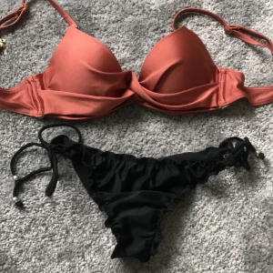 Bikini från Nelly - Superfin bikini över och underdel från Nelly. Storlek 70b på överdel och S på underdel. Köp båda för 100kr. Köp en för 60kr. Köparen står för frakten