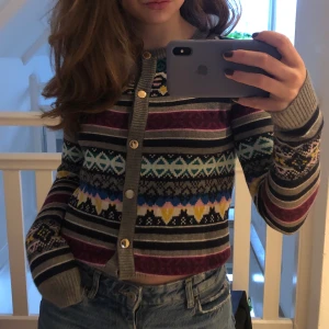 Kofta från Holly & White - Cool kofta som tyvär inte kommer till användning längre. Bra skick då den inte är så använd                        Frakt tillkommer💕