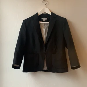 Svart kavaj med korta armar - En svart kavaj med korta armar från h&m. Ordinarepris 249kr säljes för 50kr+ frakt. Storlek 38