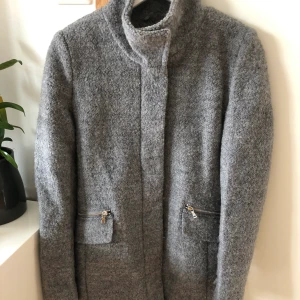 Aldrig använd kappa i 38% ull ❄️ -  •Storlek 34 •Väldigt skön och trendig passform •Härlig och varm •Pris: 250 kr •Märke: Reserved Finns på fler sidor. Först till kvarn. 🚫Djurfritt och rökfritt hem 📍Kan mötes upp i Mölnlycke 📬Kan skickas mot fraktkostnad