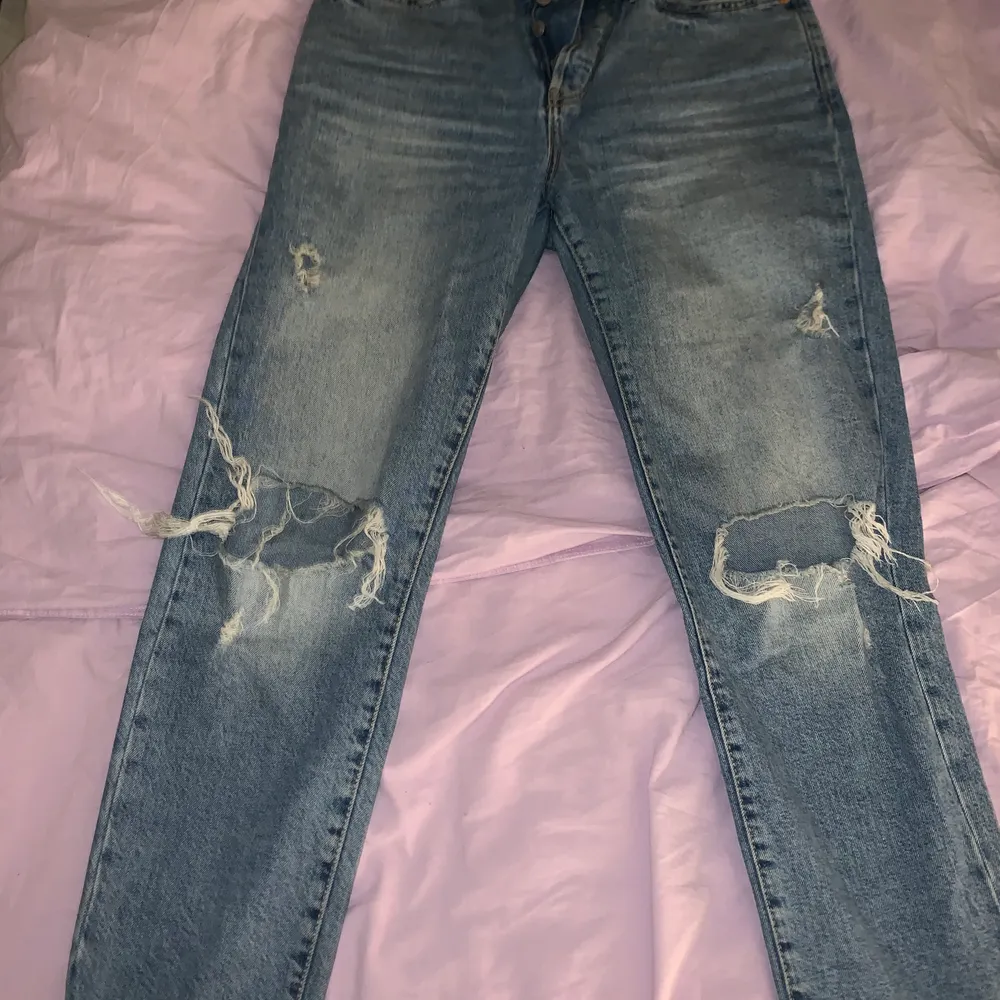 Ett par snygga boyfriend jeans från lager 157, väldigt underskattad butik. Mycket fina hål och slitningar och flera knappar i midjan. . Jeans & Byxor.