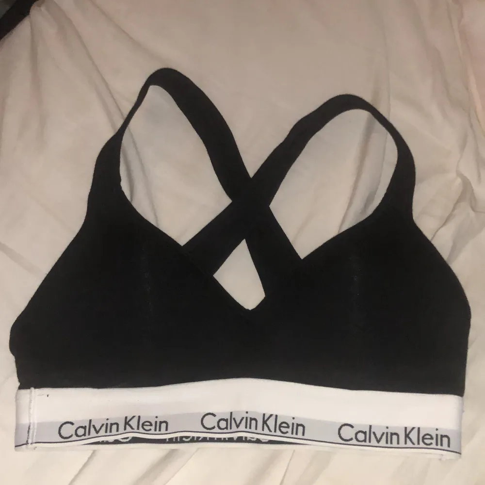 Calvin Klein bh med padding utan bygel och korsad i ryggen. Aldrig använd. Storlek S eller B70. Köparen står för frakt om man inte kan mötas upp.. Toppar.