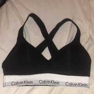 Calvin Klein bh med padding utan bygel och korsad i ryggen. Aldrig använd. Storlek S eller B70. Köparen står för frakt om man inte kan mötas upp.