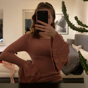 Tröja - Superfin tight teöja som anpassar sig efter form på en med fina detaljer vid handen med ribbat material 💗