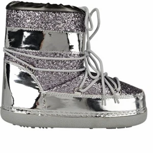 Moon boots - Fina boots i storlek 38/39. Passar båda storlekarna! Säljer då jag beställde fler men hann inte skicka tillbaka 🤍HÖGSTA BUD 520