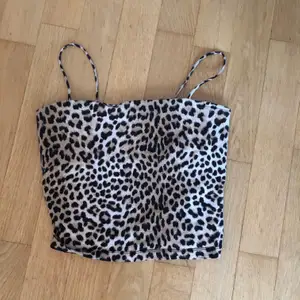 Ett leopardmönstrat linne från ginatricot. 