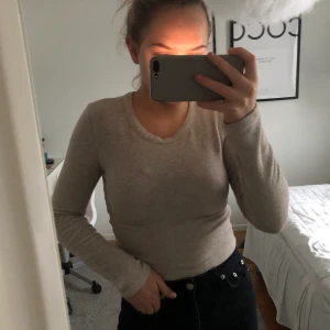 Beige tröja - Säljer denna superfina beiga tröja som är köpt på zara!! Jätteskönt & varmt material😍 Använd fåtal gånger så den är i väldigt bra skick💕 