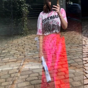 Rosa kjol - Jättefin starkt rosa kjol i midilängd