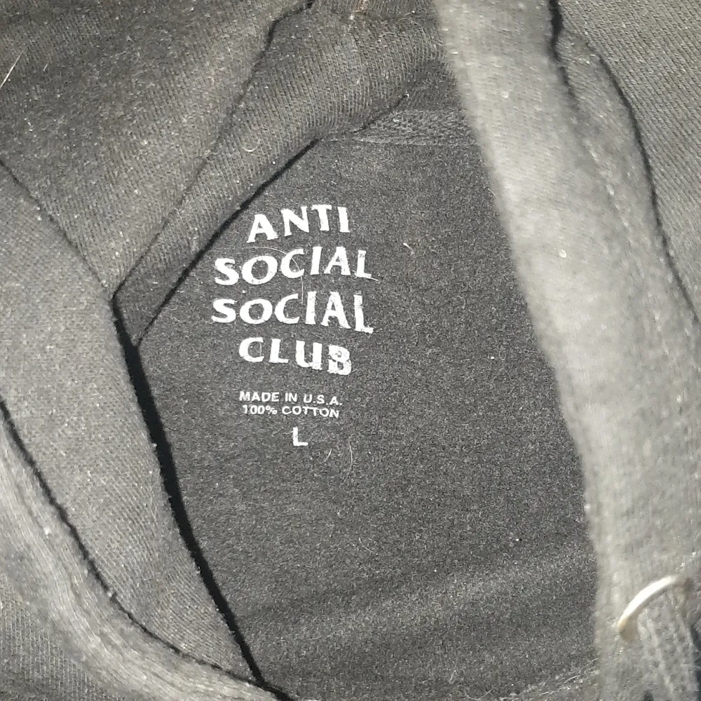 En svart m ASSC hoodie med coolt tryck på ryggen. Sparsamt använd! Köpt för ungefär 2 år sedan på deras hemsida. Köpare står för frakten. Betala med swish. Hoodies.