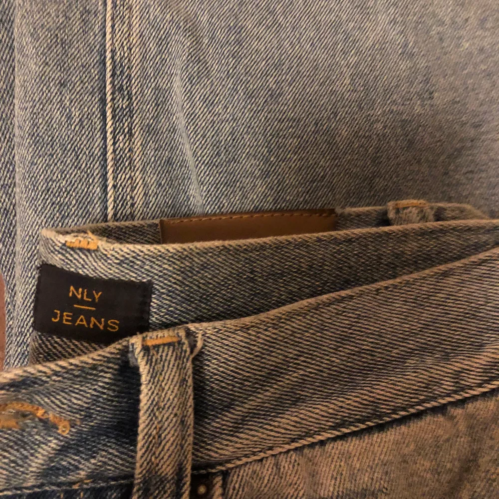 Vida snygga jeans från Nelly, varsamt använda. Jag är 163 cm och längden är bra på mig. Storlek: w26. Jeans & Byxor.