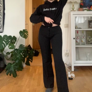 Kostymbyxor  - Supersnygga och sköna kostymbyxor med vita små ränder. Sitter perfekt vid midjan och rumpan. Säljer pga tyvärr lite försmå för mig✨ köpt secondhand med inte använda av mig och i bra skick. Priset är diskuterbart