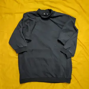 Klassisk svart sweatshirt // köpt online