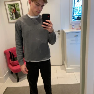 Edwin tjocktröja  - Köpte denna tröja från Joel cirka 4 månader sedan, har inte använt den mycket alls och är i väldigt bra skick