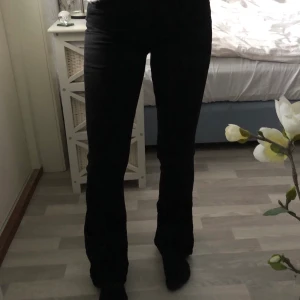Svarta bootcut jeans - Svarta bootcut jeans från Ginatricot, säljer då jag inte använder bootcut längre. De sitter perfekt på mig och jag är 166 cm. Frakt tillkommer! <3