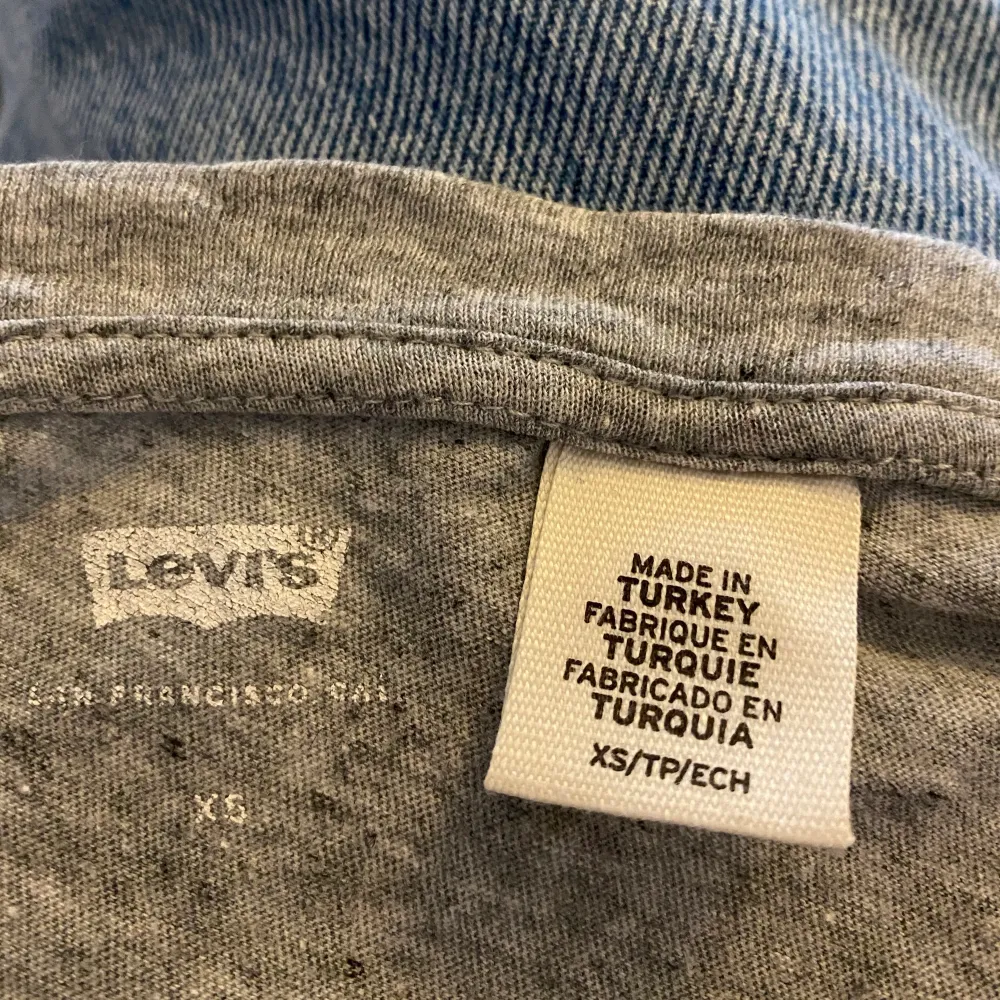 Grå t-shirt från Levis i storlek XS men passar som S. Tunt, mjukt material och sitter fint. Inte använd mycket alls. Kontakta mig vid intresse! . T-shirts.