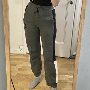 Fenty mjukisbyxor - Mjukisbyxor från Rihannas komlektion på puma. Jättefint tjockt material, originlapris låg på runt 800kr💕✨☺️