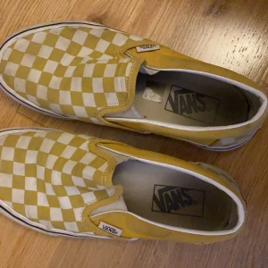 Vans slip on skor - Gula vans slip on skor använda i inte ens en vår, säljer för att de inte är min stil längre och är lite förstora för mig. Dessa kommer rengöras så gott det går vid intresse. Storlek 37, nypris 700 mitt pris 100 eller högsta bud, kom med bud även under 100