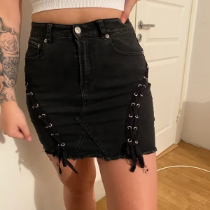 Kjol från bikbok - Kjolen är i bra skick. Färgen på kjolen är urtvättad svart färg