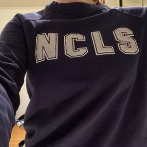 En marinblå sweatshirt med ”lurviga” bokstäver. Är använd men i bra skick. Storlek S, 50kr