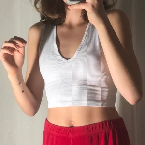 Vit linne - Vitt v-ringat linne från Zara. Nästan oanvänd, ribbat material. Passar XS-M. Pris exklusive frakt, skriv gärna om fler frågor :)