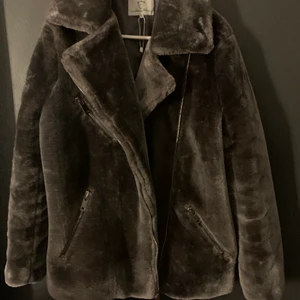 Fluffig jacka - Fluffig jacka i en mörk beige/brun färg, köptes ny från chiquelle för 800 kr
