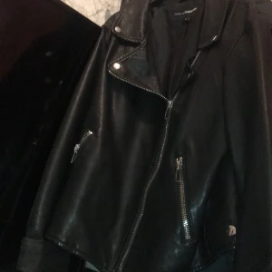 skinnjacka  - säljer den pga aldrig använt, rkt fin och passar till allt