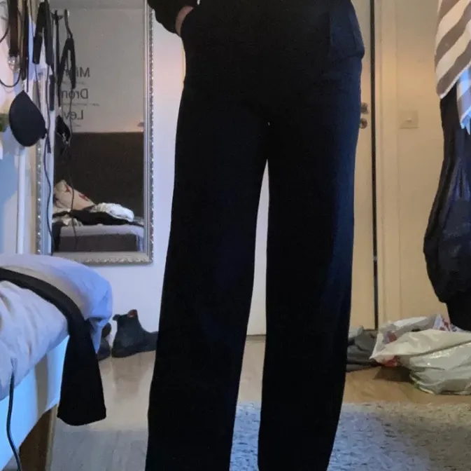 Superfina kostymbyxor från ginatricot storlek 34 men skulle säga att dom passar en 36 också för är själv det och dom sitter jättebra  #ginatricot . Jeans & Byxor.
