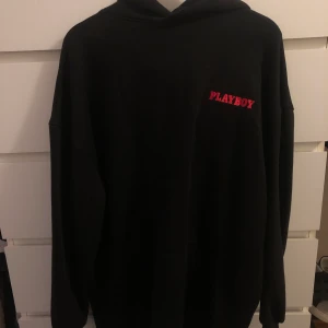 Playboy hoodie - Supernajs playboy hoodie, men kommer tyvärr inte till användning mer! Den är i Strl. S 😇 BUDA!! 360 just nu 