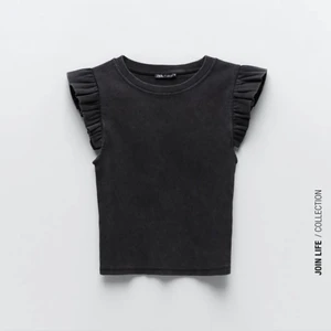 Mörkgrå tröja från zara  - Säljer fina mörkgråa tröjan från zara med volanger 🦓💞💀 Tröjan är i stl S.😊💫💞⚡️om jag får ett bra bud säljer jag den 