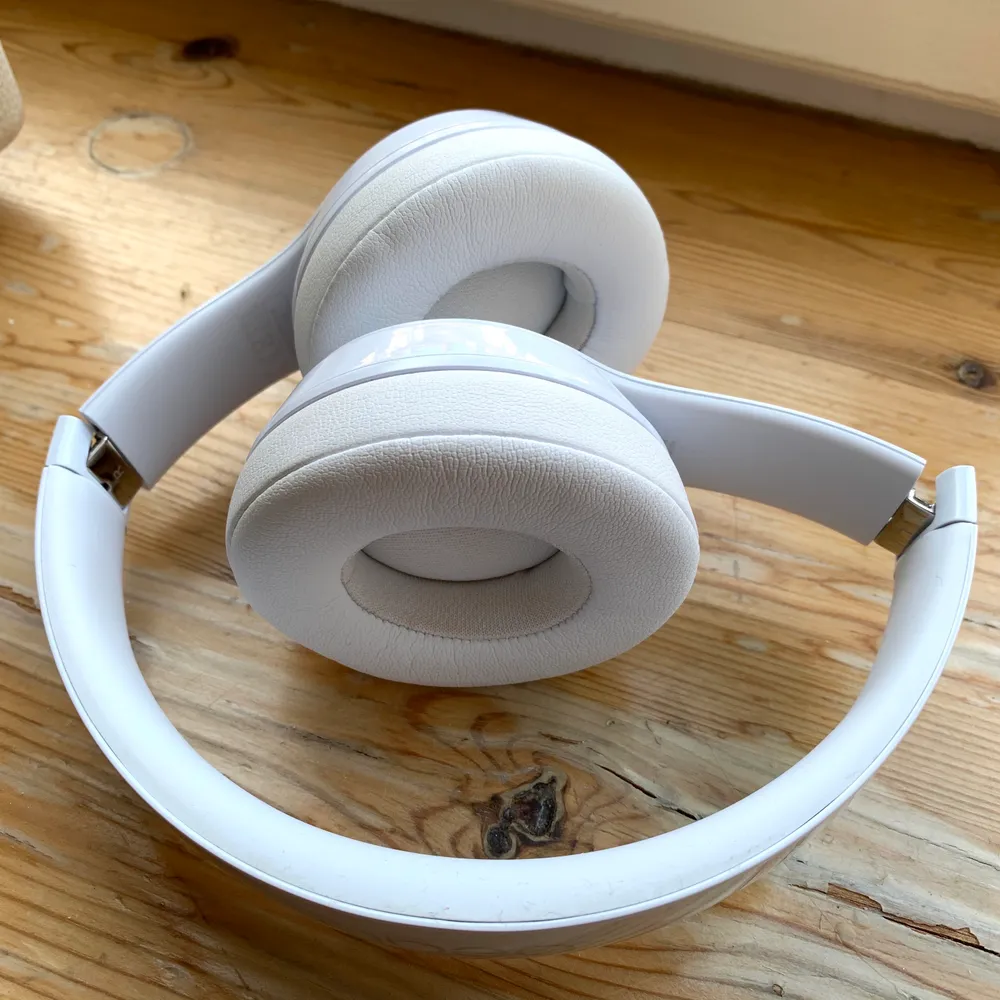 Säljer ett par vita Beats Solo3 hörlurar. Väldigt fint skick och använda max 5 gånger. Medföljer: USB-sladd för laddning, sladd för användning och fodral. . Övrigt.