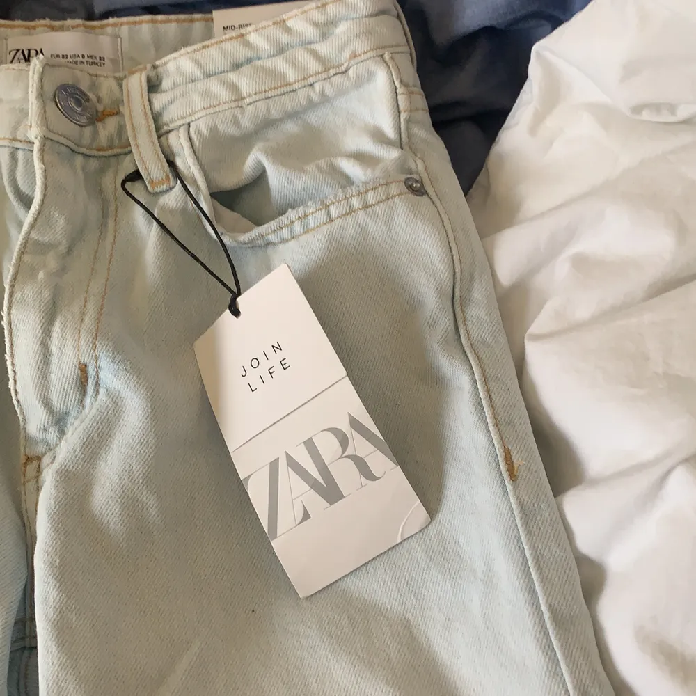 Ljusblåa slitsjeans från Zara. Helt oanvända och lappar finns kvar💕. Jeans & Byxor.