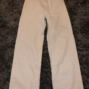  vita vida jeans😇 - Säljer mina vita vida jeans från gina! 2 jättesmå fläckar varav 1 är vid midjan/ryggen och den andra längst ner på ena benet. Detta drar såklart ner priset🤍skriv om du har någon fundering 