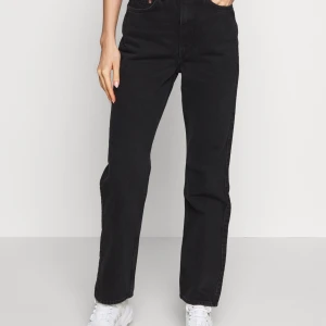 Weekday jeans - Jag säljer dessa snygga svarta jeans ifrån weekday.  De är i väldigt fint skick och använda få gånger. Säljer pga de inte är riktigt min stil längre och inte kommer till andvändning för mig. De är i storlek 29/30 passar mig som har 38/M i Jeans. Köpta för 500 kr säljer för 200.