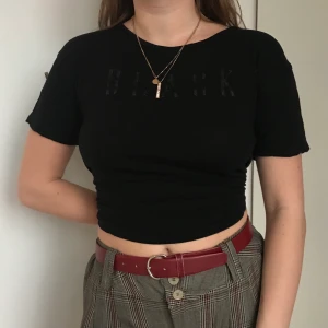 Svart t-shirt - Svart t-shirt med ”black” tryck. Jätteskön och luftig. Säljer pga använder ej längre.