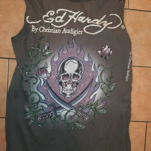 Ed Hardy linne med öppna detaljer vid axeln - Strl S, funkar nog på M också. Säljes i befintligt skick. Djur och rökfritt hem. Samfraktar gärna,kika in mina övriga annonser!🖤