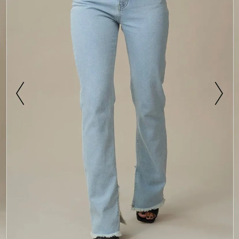 Säljer dessa suger snygga jeansen från Hanna Schönberg x nakd. Säljer dem då de är alldeles för stora och långa för mig som är 163 cm lång😍😍😍köparen står för frakten😝många intresserade. Jeans & Byxor.