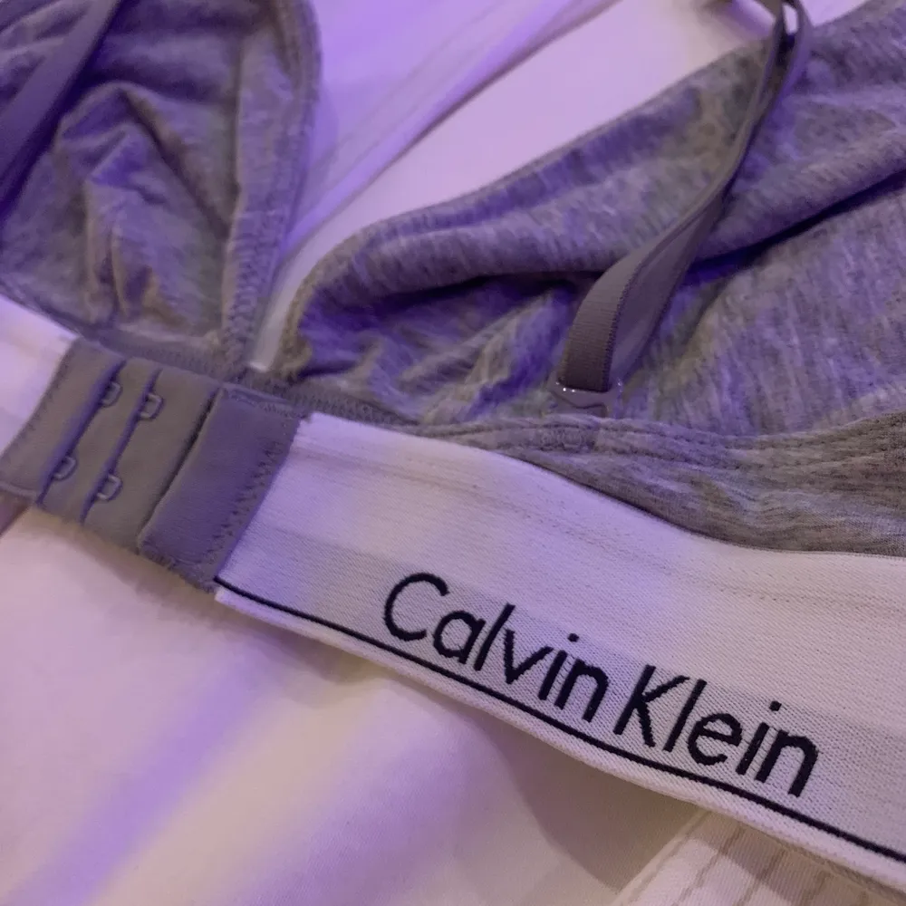 En grymt skön och snygg bh från Calvin Klein utan vaddering. Storlek XS/S🥰 Endast testad!. Övrigt.