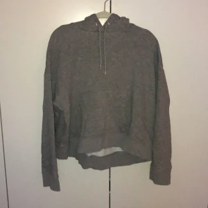 Grå hoodie  - Knappt använd hoodie från H&M trend. Oversize i modellen. Fint skick. Kan mötas upp i Göteborg eller så står köparen för halva fraktkostnaden 🌟