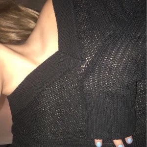 stickad V ringad tröja - en svart stickad tröja från lindex, nästan aldrig använd säljer pga kommer ej till användning ✌🏽