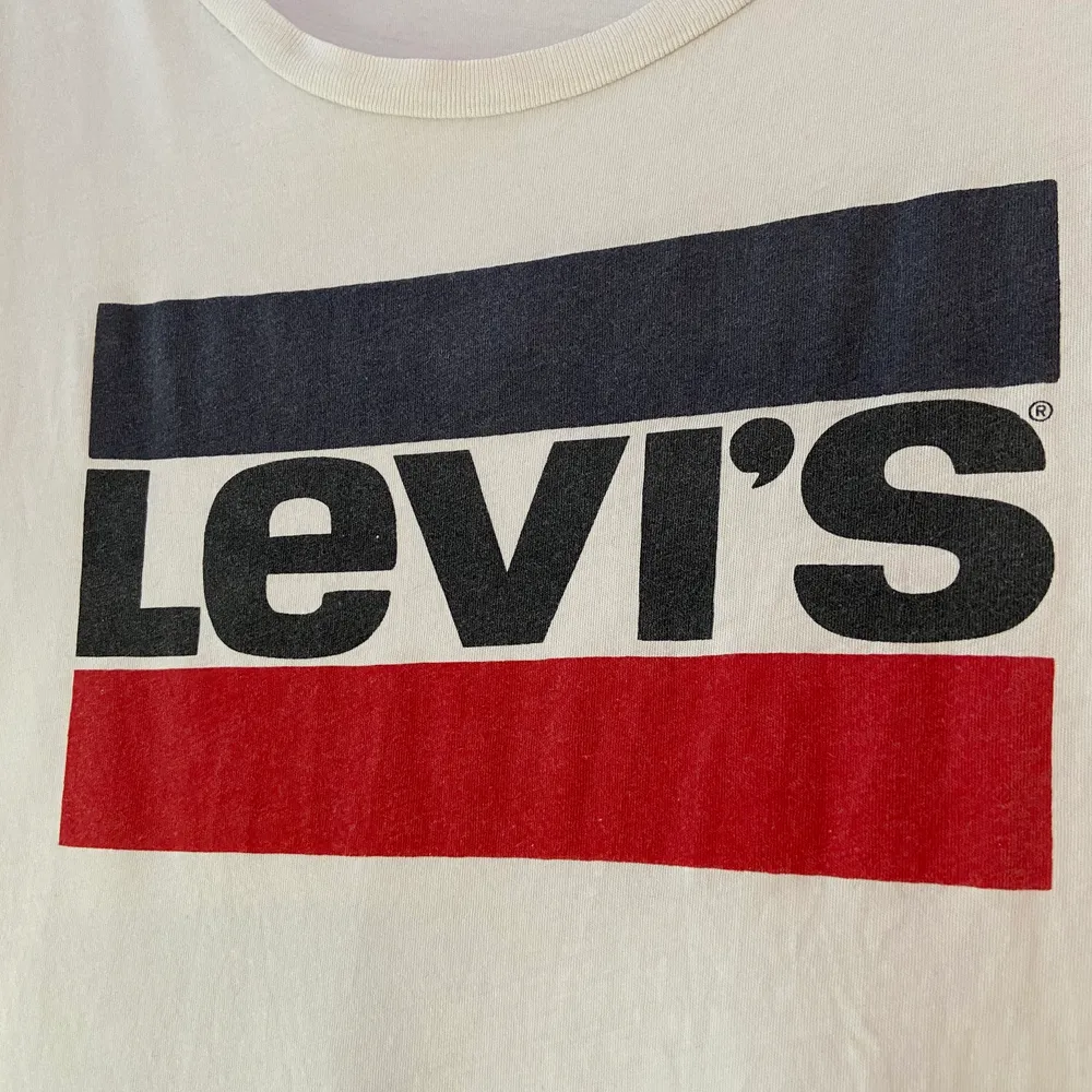Levis tshirt, väldigt bra skick. Köpt 2 år sen. Säljs pga används inte. Kan frakta, då står köpare för frakten. Skriv privat för fler bilder.Pris kan diskuteras.. T-shirts.