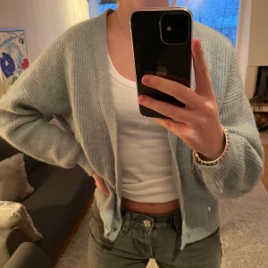 Stickad kofta Lindex  - Stickad kofta i alpacka blandning i en fin ljusblå färg! Nyskick! Inköpspris: 599kr. Köparen står för frakt😊