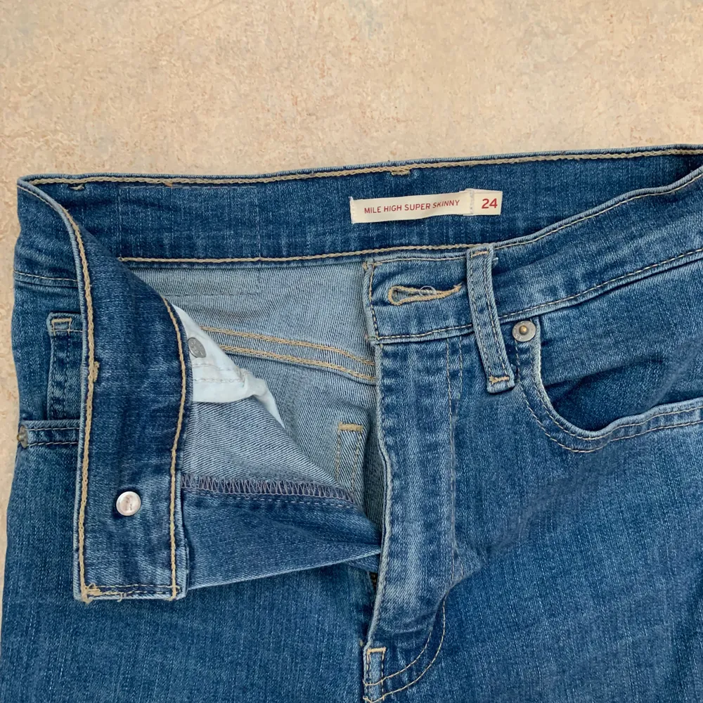 Ett par tighta Levis jeans. Nästan helt oanvända. Snygg blå färg, rätt så stretchigt material och sitter snyggt på 🥰 . Jeans & Byxor.