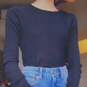 ribbad långärmad tröja 🖤 - en jättefin långärmad ribbad svart tröja från H&M. jättebra skick. Kontakta mig och skriv ditt bud/fråga. Köparen står för frakten. :) hör av dig för fler bilder ✨