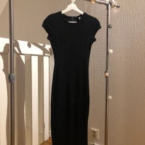 Klänning från Gina - Supersnygg klänning från Gina Tricot med dragkedja och slits nertill där bak, ett måste i garderoben. Klänningen är i storlek XS men har väldigt stretchiga tyg så funkar på XXS-S (se bild 3 för passform). Vid budgivning höjs priset minst med 30kr exklusive frakt. Skriv privat för fler bilder eller vid frågor❤️