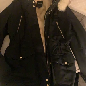 Zara vinterjacka. - Svart men beige fuskpäls och guld detaljer. Storlek Xs . 
