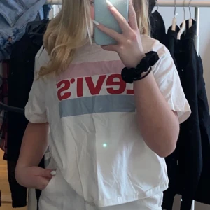 Levis t-shirt - Säljer nu denna superfina Levis tröjan💗 Tröjan är lite kortare i minjad och även lite oversized🥰 Har använts ett par gånger men är i ett väldigt bra skick! Tröjan är köpt på Levis och är då äkta💗 Kan även fraktas💗