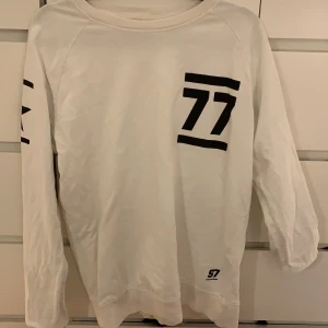 tröja  - säljer denna tröja som jag sällan använt, i storlek M. 