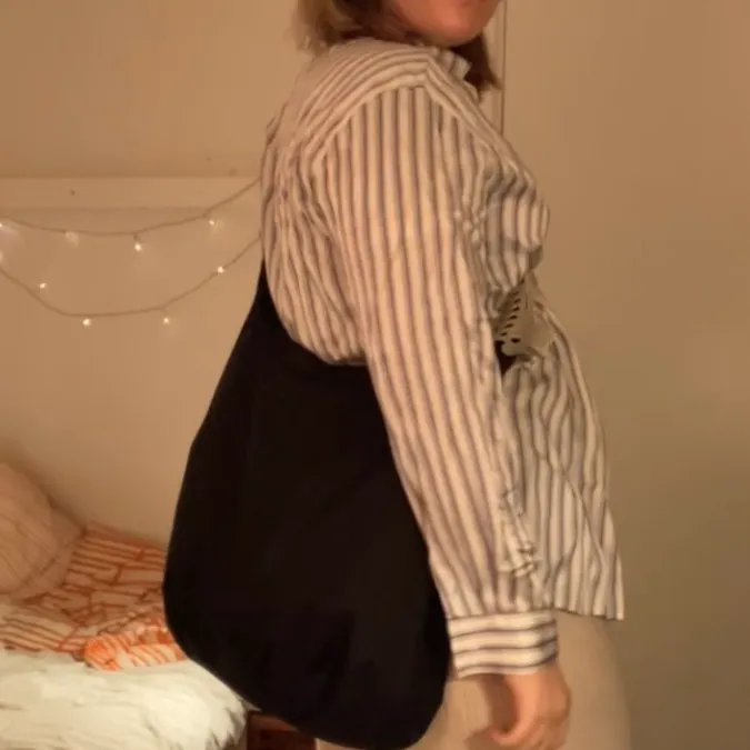 En superfin silke skjorta jag köpte i Paris för några år sen, från märket The Kooples därav nypris 2200kr. inga fel bara att den ej kommer till användning. Vet inte exakt storlek tror den ska vara en 1 men vet ej vad det är men skulle säga att den passar allt från xs-m beroende på hur man vill den ska sitta ! 🥰 Köparen står för frakt, skriv privat vid intresse :). Paidat.